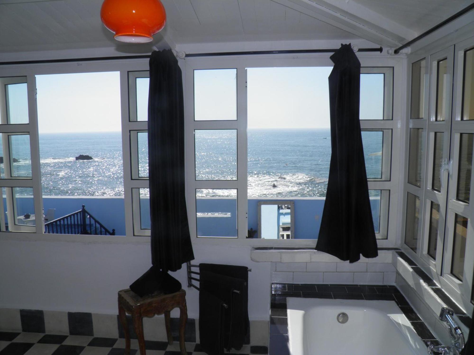 La Maison Des Artistes Bed & Breakfast 3*