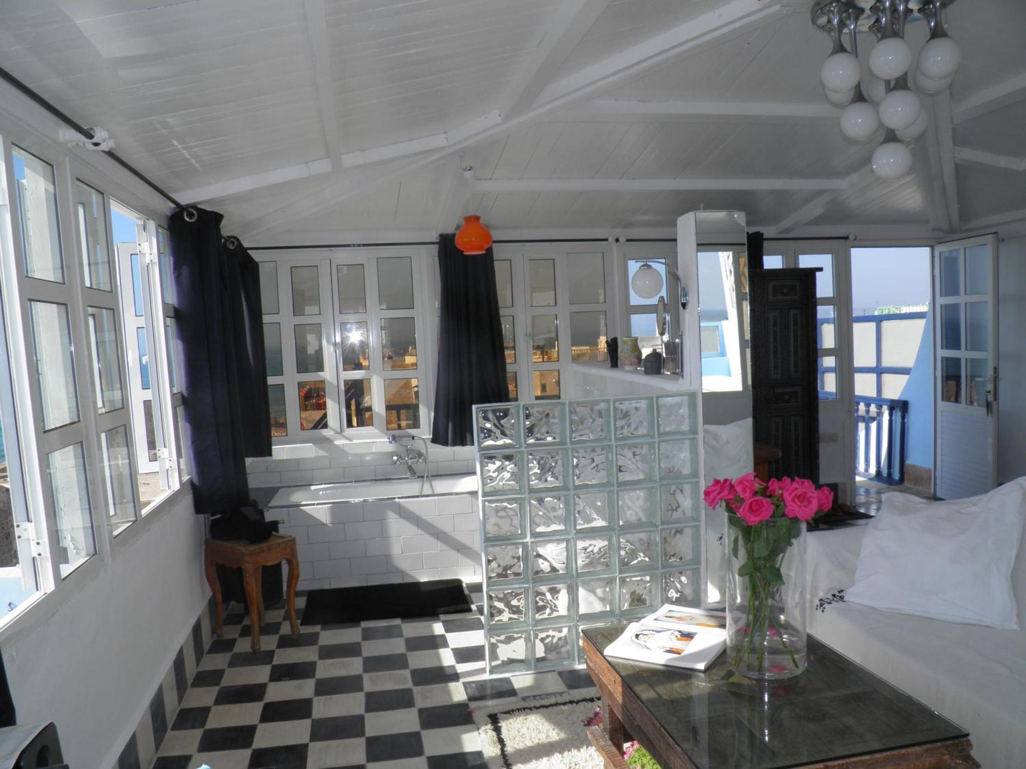 La Maison Des Artistes Bed & Breakfast 3*