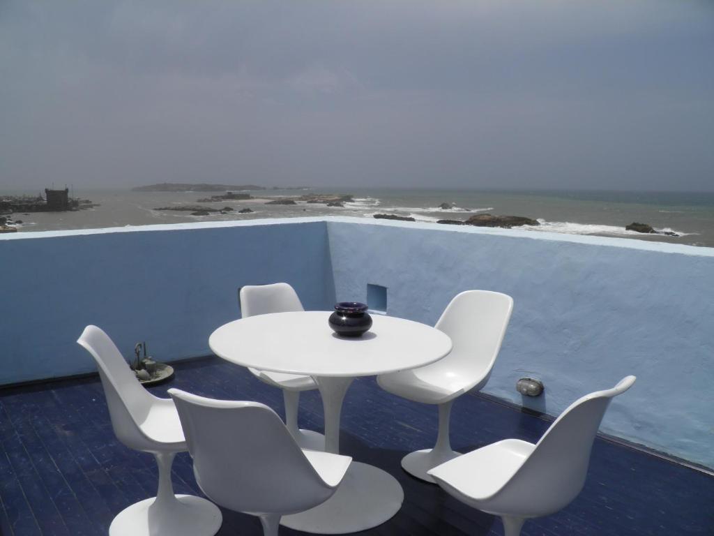 La Maison Des Artistes Bed & Breakfast 3*